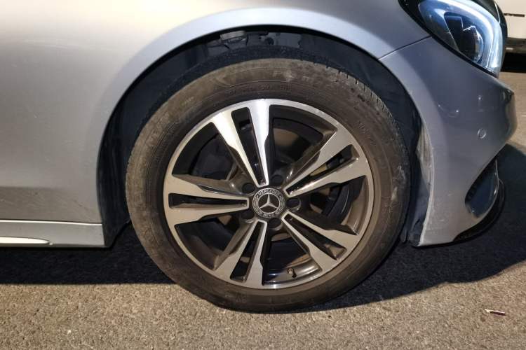 Used Mercedes-Benz C-Class 2017 Facelift C 200 Sport Edition 4MATIC Right Front Wheel Hub