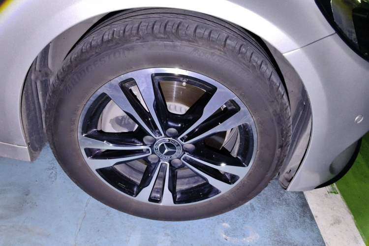 Used Mercedes-Benz C-Class 2017 C 200 Sport Edition Right Front Wheel Hub