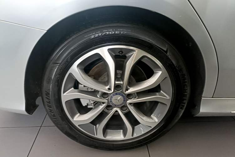 Used Mercedes-Benz C-Class 2017 Restyled C 180 L Fashion Edition Sport Version Right Rear Wheel Hub