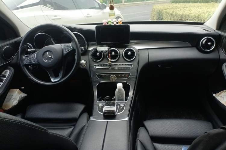 Used Mercedes-Benz C-Class 2017 Facelift C 200 L Sport Edition Center Console