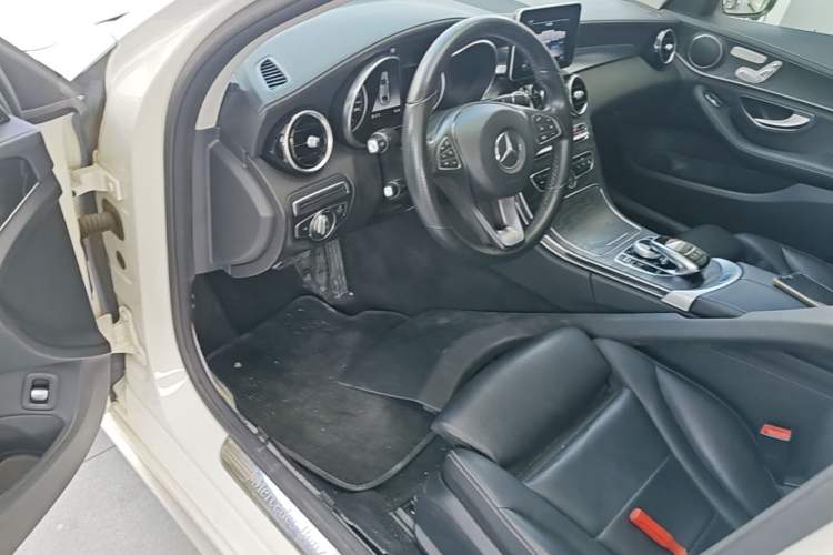 Used Mercedes-Benz C-Class 2017 Facelift C 200 L Sport Edition Driver Seat