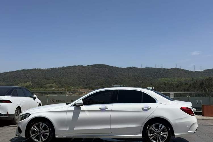 Used Mercedes-Benz C-Class 2017 Facelift C 200 L Sport Edition Exterior 3