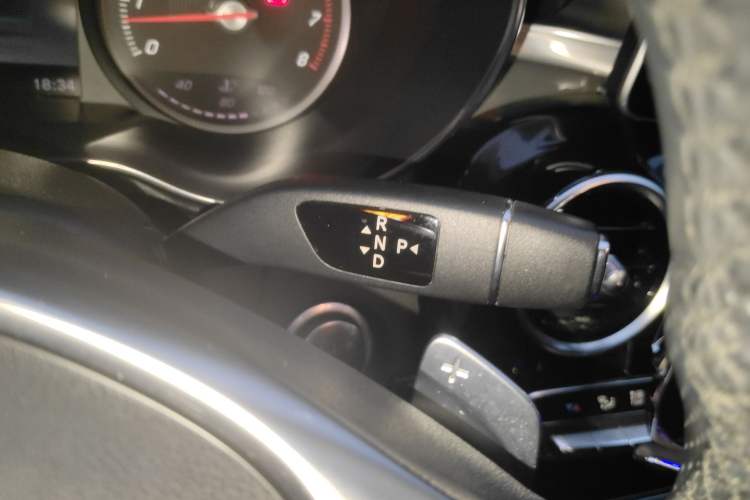Used Mercedes-Benz C-Class 2017 Restyled C 200 Sport Edition Gear Lever
