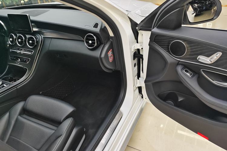 Used Mercedes-Benz C-Class 2017 Restyled C 180 L Fashion Edition Sport Version Interior 10