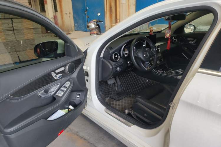 Used Mercedes-Benz C-Class 2017 Facelift C 200 L Sport Edition Interior 3