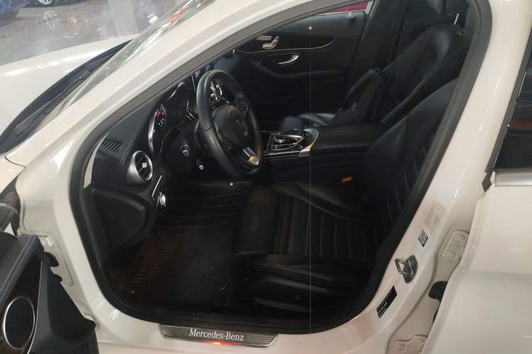 Used Mercedes-Benz C-Class 2017 Facelift C 200 L Interior 3