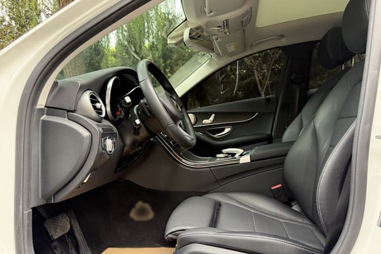 Used Mercedes-Benz C-Class 2017 Facelift C 200 Station Wagon Interior 4