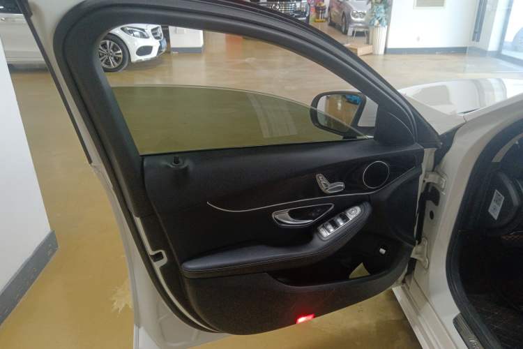 Used Mercedes-Benz C-Class 2017 C 200 station wagon Interior 4