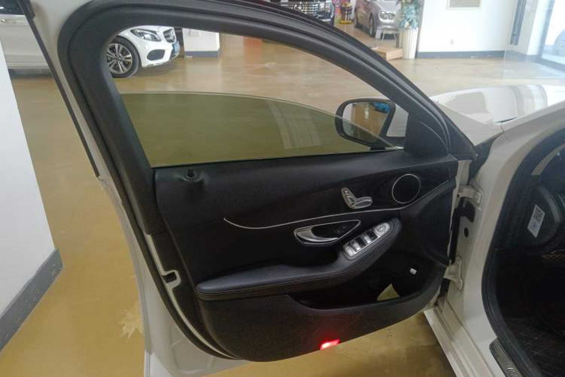 Used Mercedes-Benz C-Class 2017 C 200 station wagon Interior 4