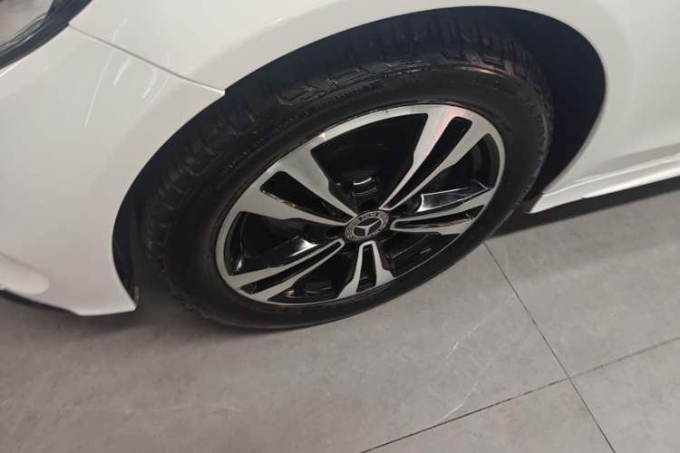 Used Mercedes-Benz C-Class 2017 Restyled C 200 Sport Edition Left Front Wheel Hub