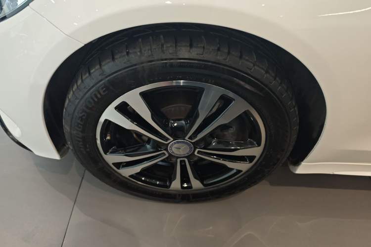 Used Mercedes-Benz C-Class 2017 Restyled C 200 Sport Edition Left Front Wheel Hub