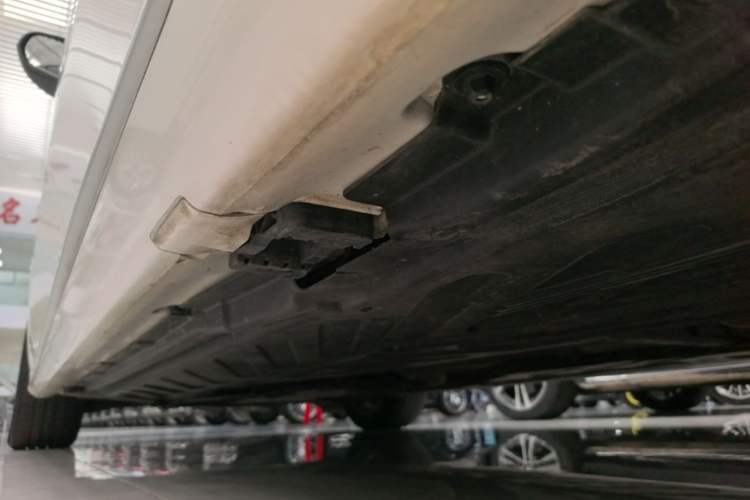 Used Mercedes-Benz C-Class 2017 Facelift C 200 L Sport Edition Left Side Sill