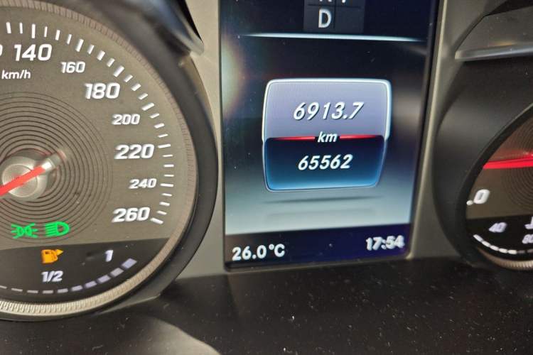 Used Mercedes-Benz C-Class 2017 Facelift C 200 L Sport Edition Odometer Close Up