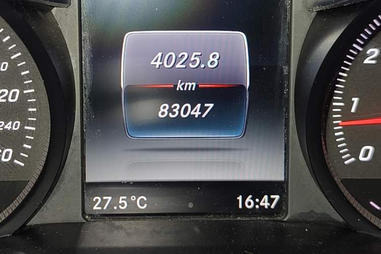 Used Mercedes-Benz C-Class 2017 Facelift C 200 L Sport Edition Odometer Close Up