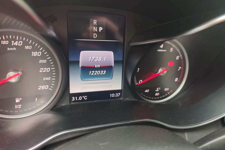 Used Mercedes-Benz C-Class 2017 Facelift C 200 L Sport Edition Odometer Close Up