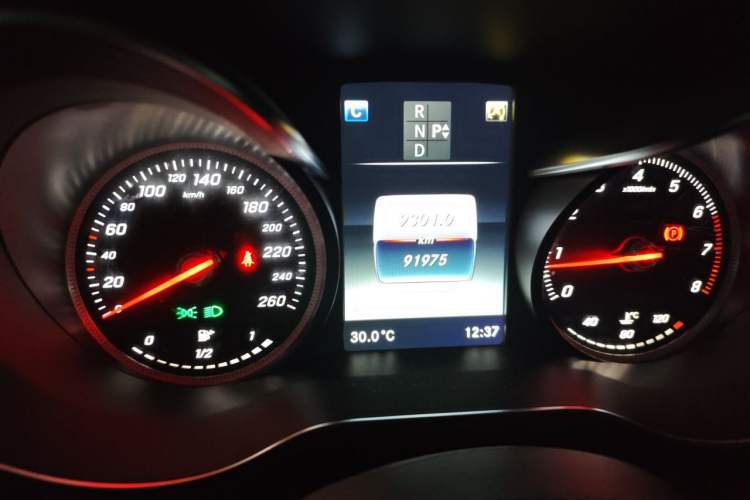 Used Mercedes-Benz C-Class 2017 Facelift C 200 L Sport Edition Odometer Close Up