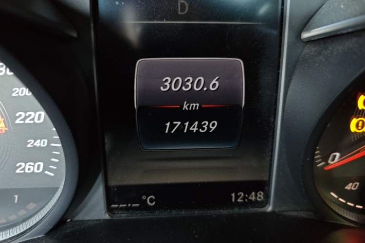 Used Mercedes-Benz C-Class 2017 C 180 L Sport Edition Odometer Close Up