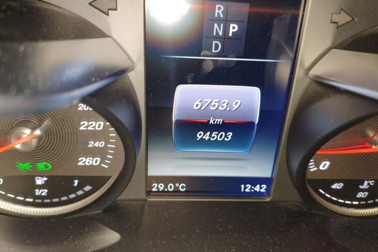 Used Mercedes-Benz C-Class 2017 Facelift C 200 L Sport Edition Odometer Close Up