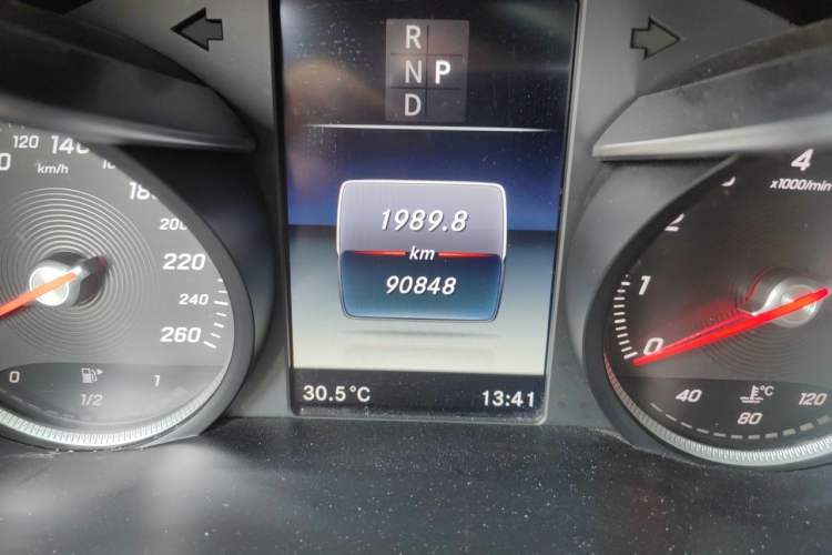 Used Mercedes-Benz C-Class 2017 Facelift C 200 L Sport Edition Odometer Close Up