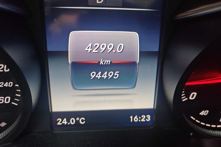 Used Mercedes-Benz C-Class 2017 Facelift C 200 L Sport Edition Odometer Close Up