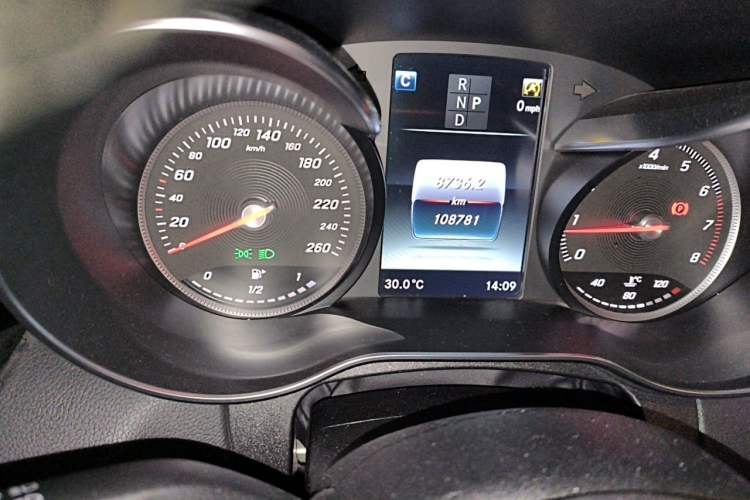 Used Mercedes-Benz C-Class 2017 Facelift C 200 L Sport Edition Odometer Close Up