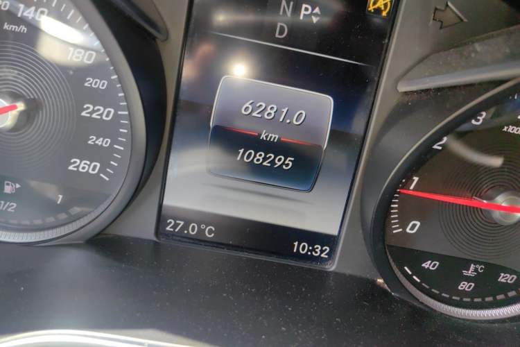 Used Mercedes-Benz C-Class 2017 Facelift C 200 L Sport Edition Odometer Close Up