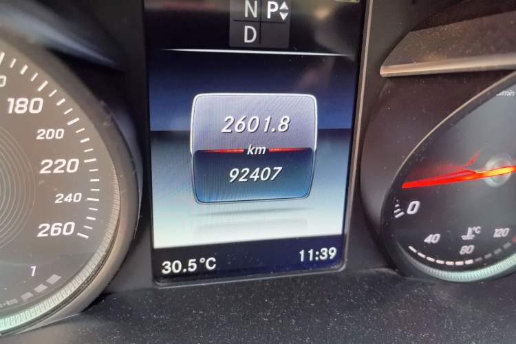 Used Mercedes-Benz C-Class 2017 Facelift C 200 L Sport Edition Odometer Close Up