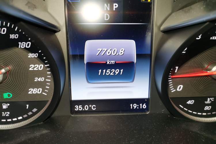 Used Mercedes-Benz C-Class 2017 Facelift C 200 L Sport Edition Odometer Close Up