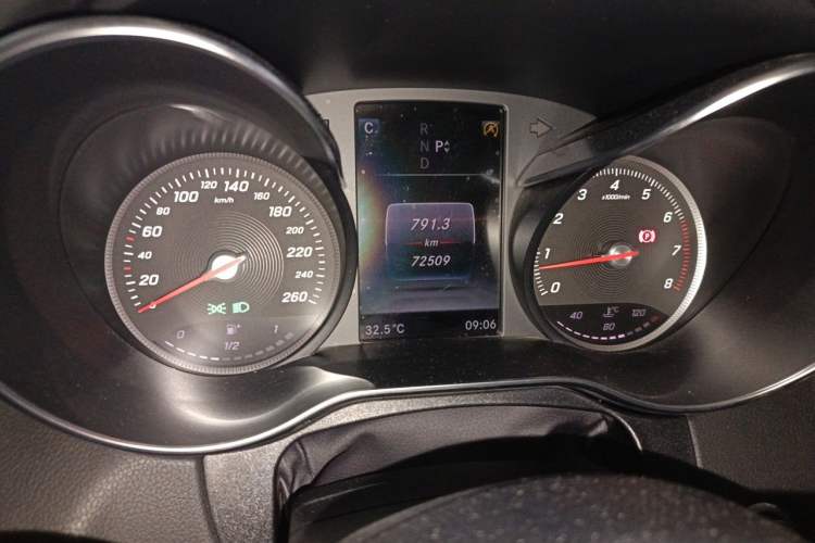 Used Mercedes-Benz C-Class 2017 Facelift C 200 L Sport Edition Odometer Close Up