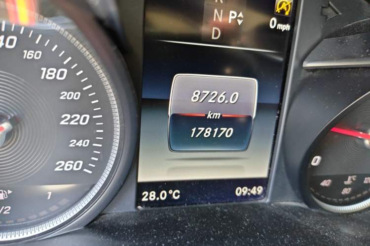 Used Mercedes-Benz C-Class 2017 Facelift C 200 L Sport Edition Odometer Close Up