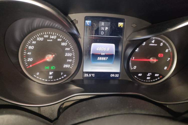 Used Mercedes-Benz C-Class 2017 Facelift C 200 L Sport Edition Odometer Close Up
