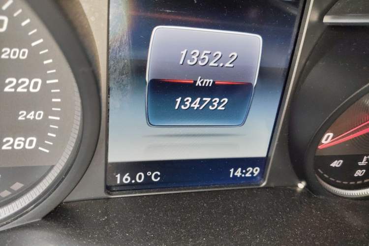 Used Mercedes-Benz C-Class 2017 Facelift C 200 L Sport Edition Odometer Close Up