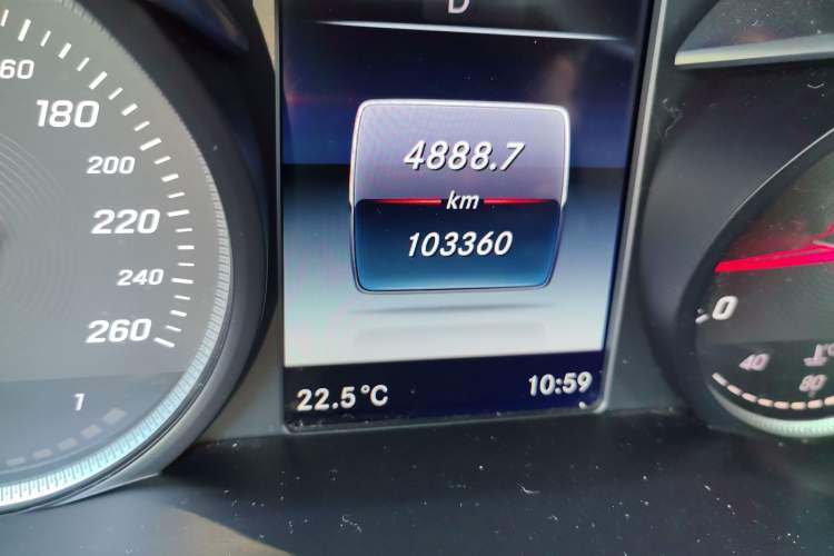 Used Mercedes-Benz C-Class 2017 Facelift C 200 L Sport Edition Odometer Close Up