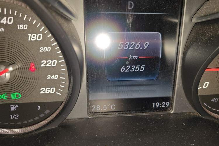 Used Mercedes-Benz C-Class 2017 Facelift C 200 L Sport Edition Odometer Close Up