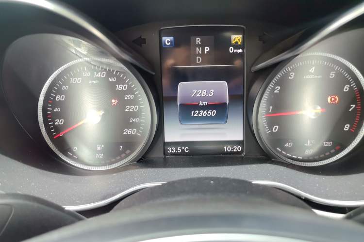 Used Mercedes-Benz C-Class 2017 Facelift C 200 L Sport Edition Odometer Close Up