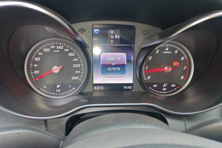 Used Mercedes-Benz C-Class 2017 Facelift C 200 L Sport Edition Odometer Close Up