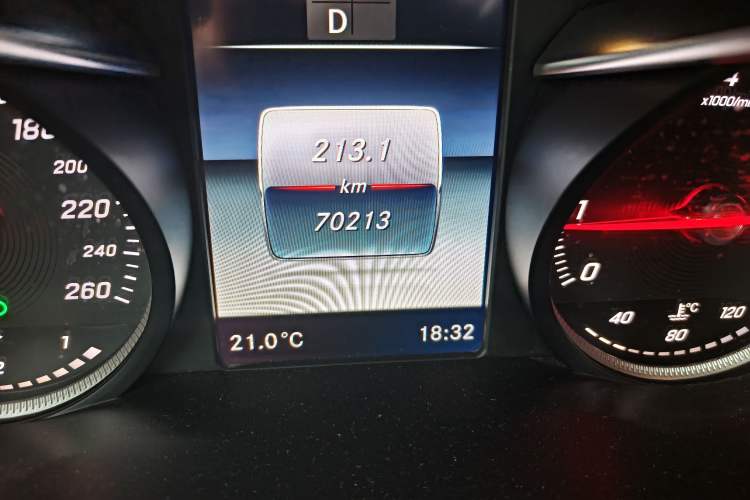 Used Mercedes-Benz C-Class 2017 Facelift C 200 L Sport Edition Odometer Close Up