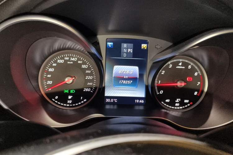 Used Mercedes-Benz C-Class 2017 C 180 L Sport Edition Odometer Close Up