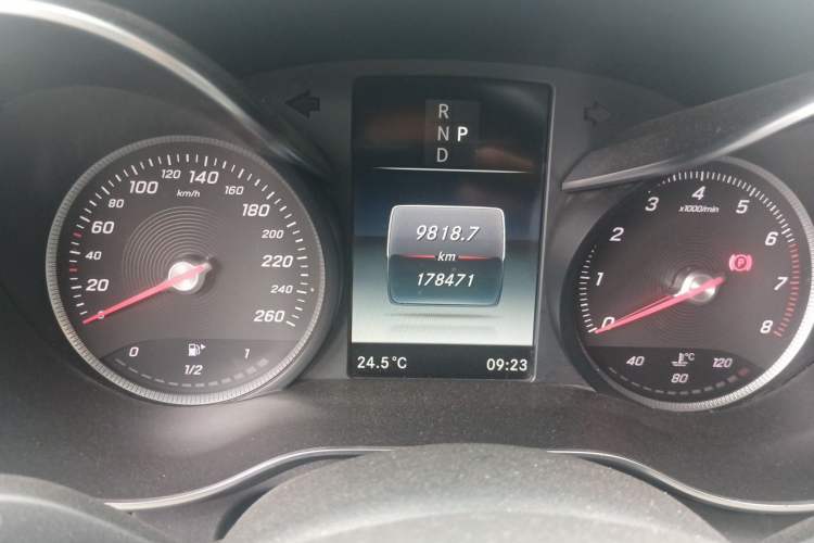 Used Mercedes-Benz C-Class 2017 Facelift C 200 L Odometer Close Up