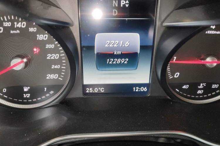 Used Mercedes-Benz C-Class 2017 Facelift C 200 L Sport Edition Odometer Close Up
