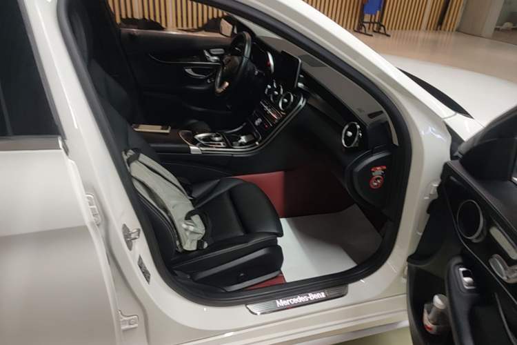Used Mercedes-Benz C-Class 2017 Facelift C 200 L Sport Edition Right Front Seat