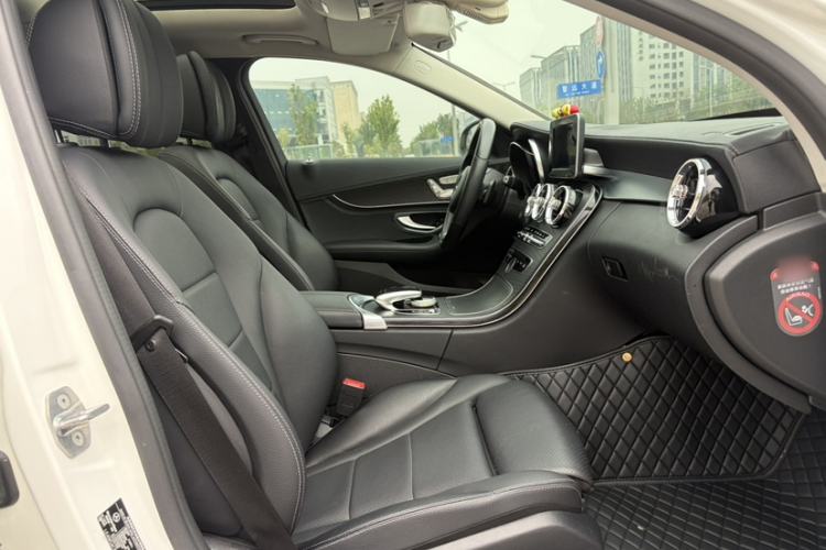 Used Mercedes-Benz C-Class 2017 Facelift C 200 L Sport Edition Right Front Seat