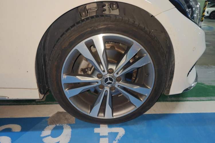 Used Mercedes-Benz C-Class 2017 Facelift C 200 L 4MATIC Sport Edition Right Front Wheel Hub