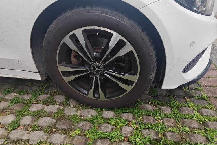 Used Mercedes-Benz C-Class 2017 Restyled C 200 Sport Edition Right Front Wheel Hub