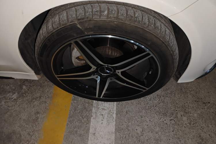 Used Mercedes-Benz C-Class 2017 Facelift C 180 Estate Right Front Wheel Hub