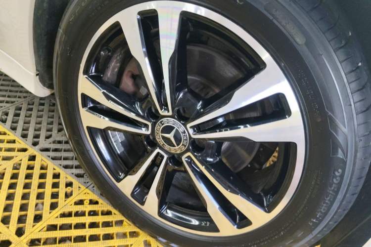 Used Mercedes-Benz C-Class 2017 Restyled C 200 Sport Edition Right Front Wheel Hub