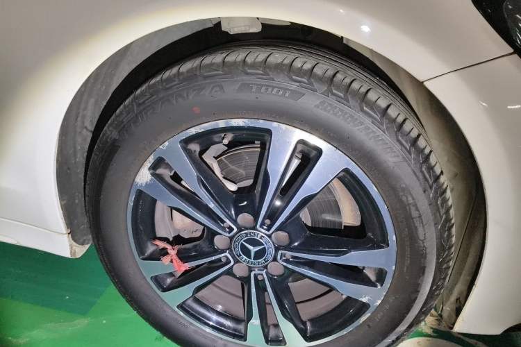 Used Mercedes-Benz C-Class 2017 Restyled C 200 Sport Edition Right Front Wheel Hub