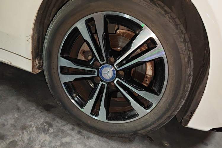Used Mercedes-Benz C-Class 2017 Restyled C 200 Sport Edition Right Front Wheel Hub