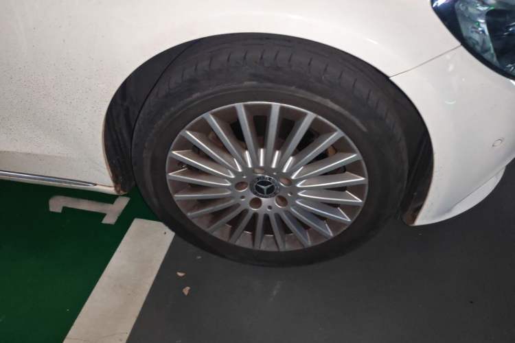 Used Mercedes-Benz C-Class 2017 Facelifted C 180 L Stylish Edition Right Front Wheel Hub