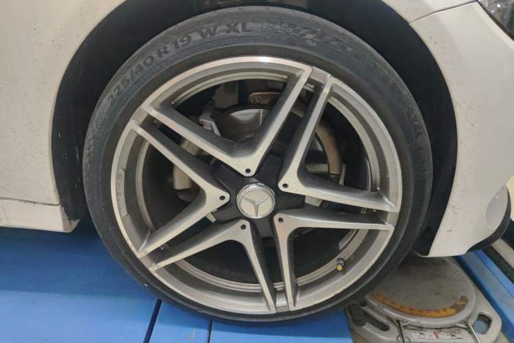 Used Mercedes-Benz C-Class 2017 Restyled C 200 Sport Edition Right Front Wheel Hub